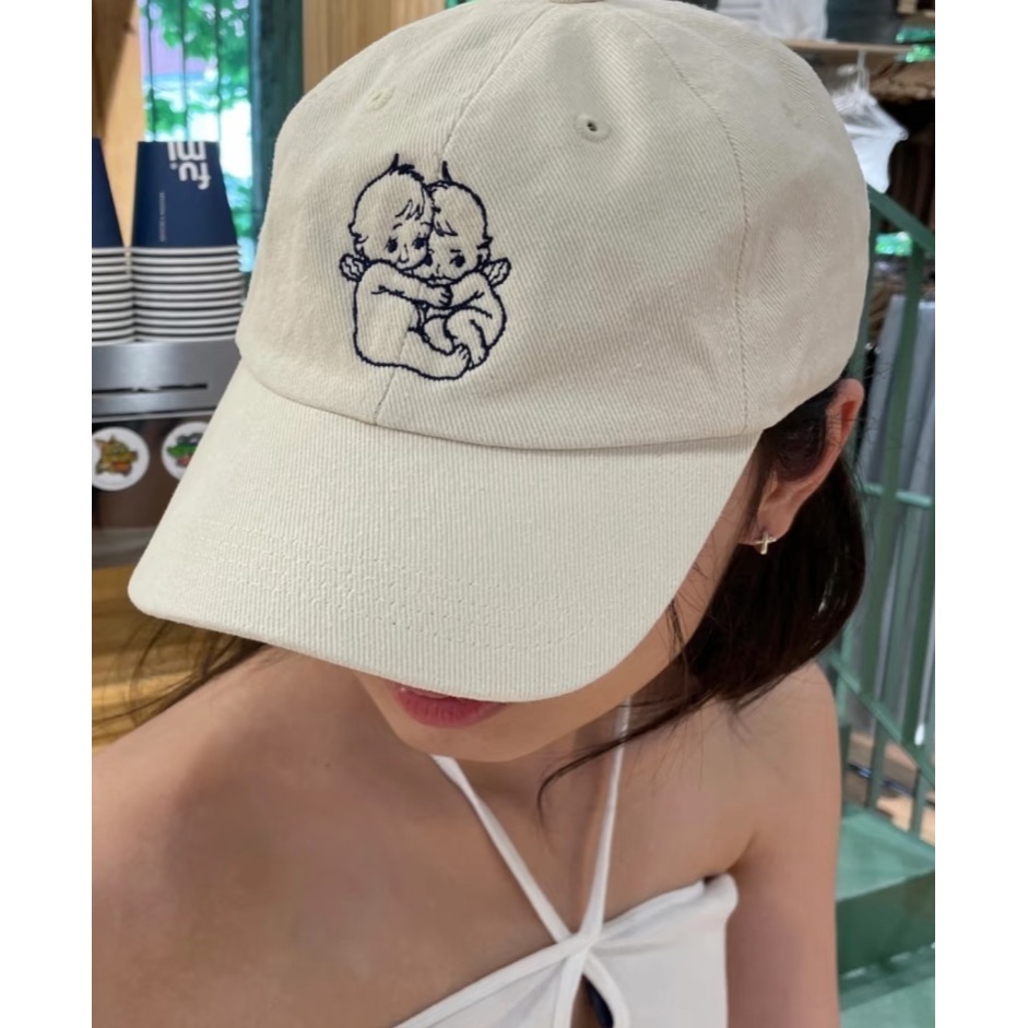 現貨⊹娜璉同款｜天使刺繡米白老帽 Katherine Cherub Cap-細節圖2