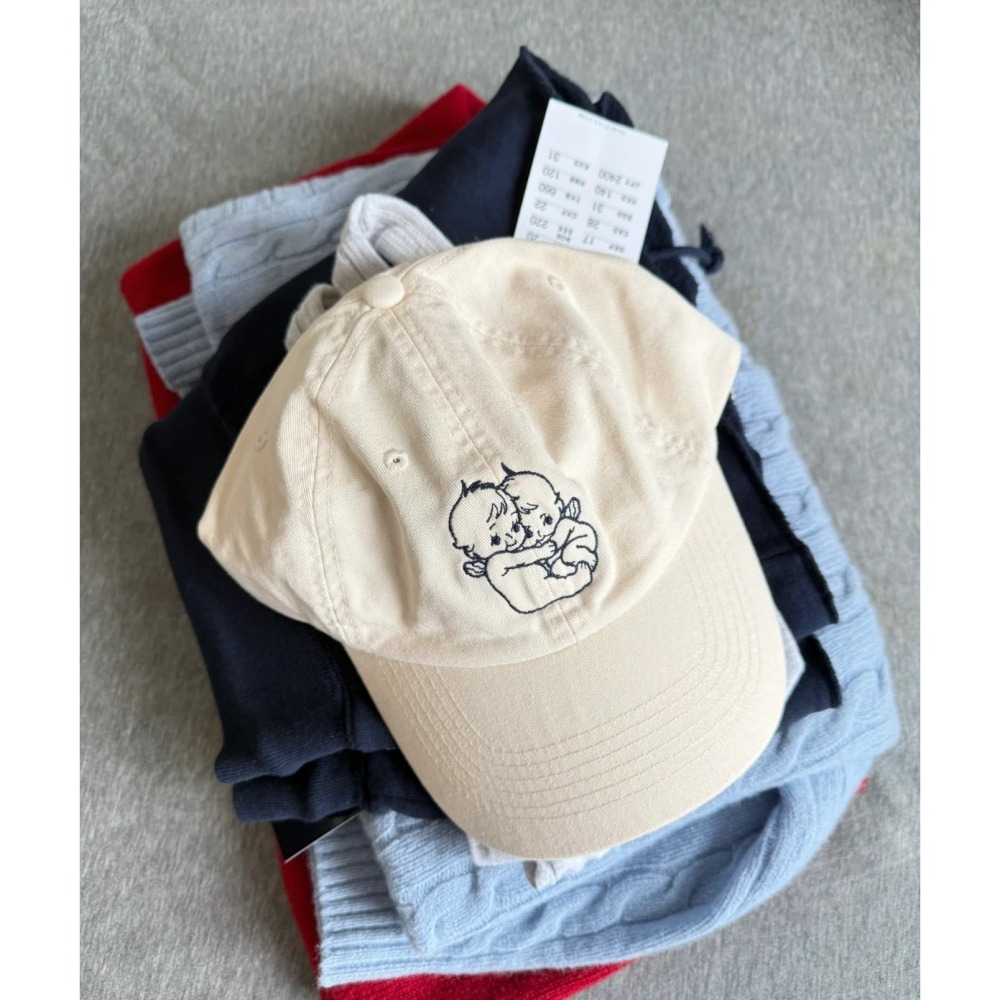 現貨⊹娜璉同款｜天使刺繡米白老帽 Katherine Cherub Cap-細節圖3