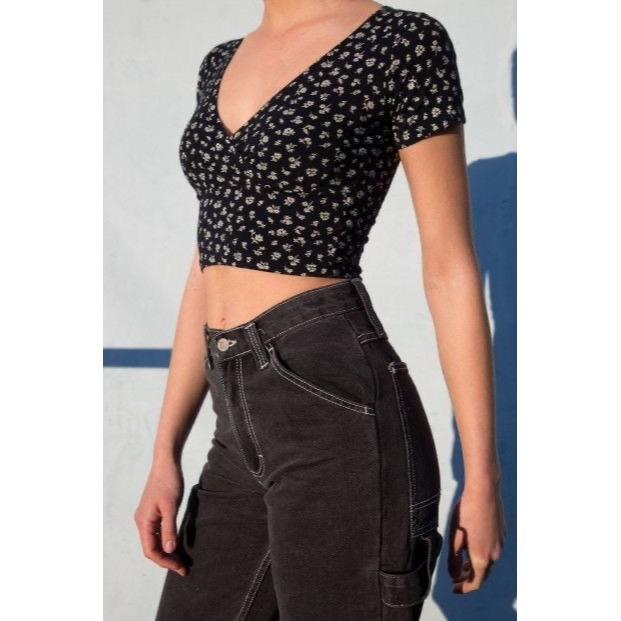 現貨⊹經典黑色短版V領碎花上衣🤍 Amara Top-細節圖2