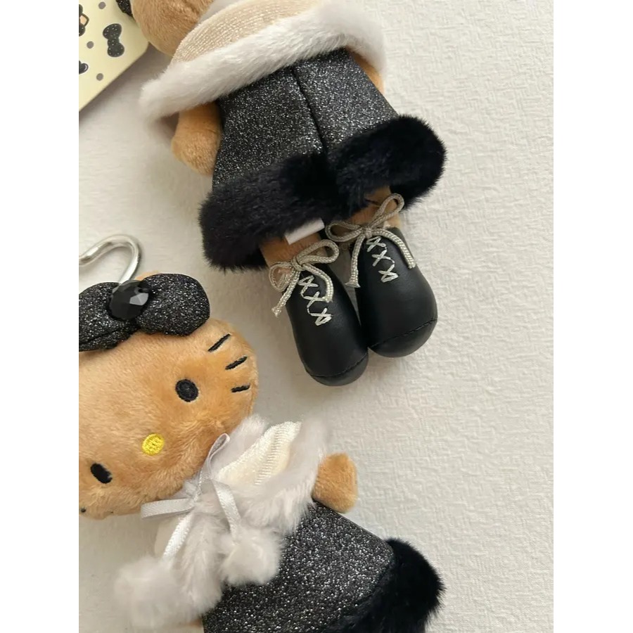 正版 冬日貴婦長腿Kitty吊飾 黑皮 披肩 靴子綁帶 長腿-細節圖6