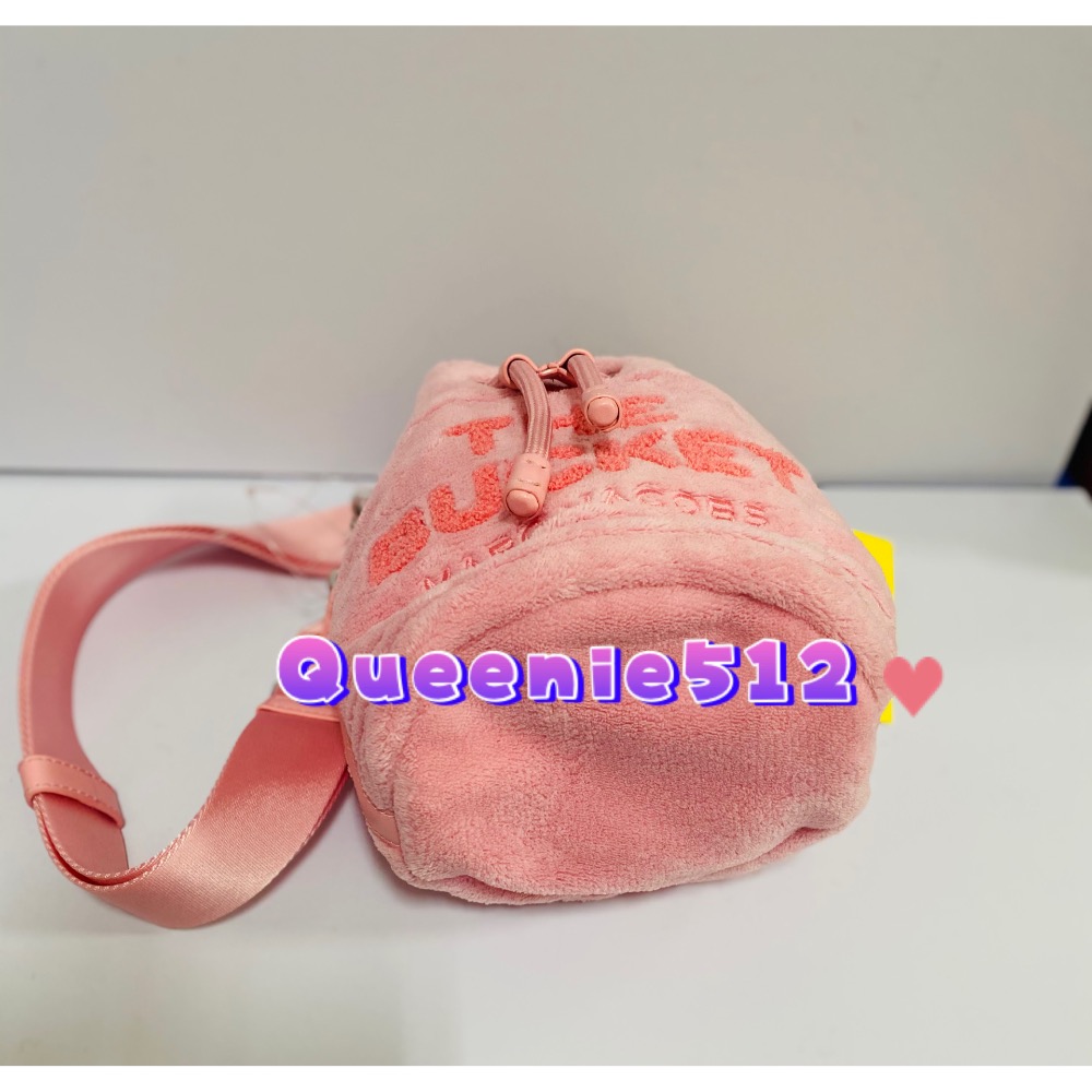 Marc Jacobs 專櫃款簇絨刺繡字母毛巾布束口水桶包-細節圖2