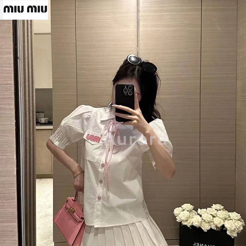 💕Aurora 美國代購💕 MiuMiu 燙鉆 字母 減齡 短袖 襯衫 女 休閒 絲帶裝飾 上衣-細節圖2