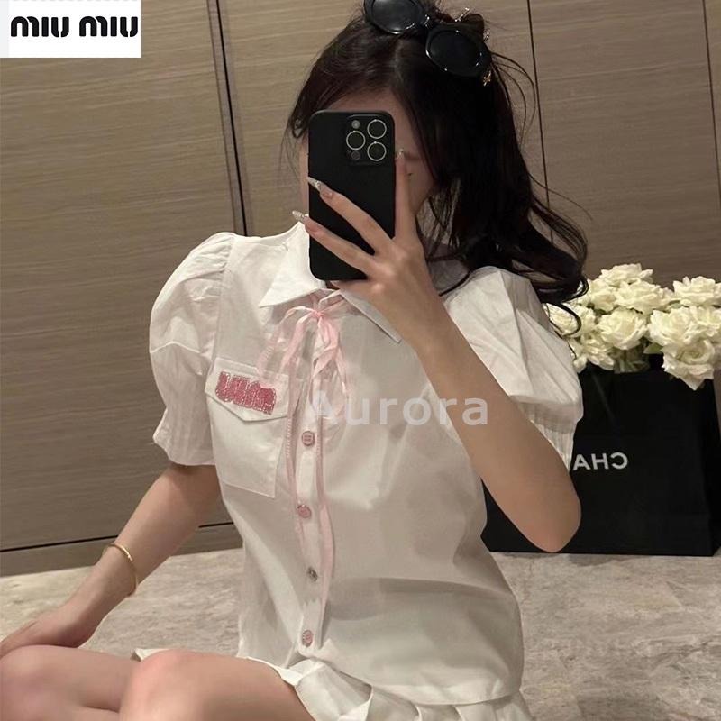 💕Aurora 美國代購💕 MiuMiu 燙鉆 字母 減齡 短袖 襯衫 女 休閒 絲帶裝飾 上衣-細節圖3