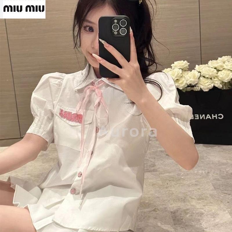 💕Aurora 美國代購💕 MiuMiu 燙鉆 字母 減齡 短袖 襯衫 女 休閒 絲帶裝飾 上衣-細節圖4