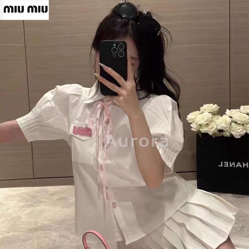 💕Aurora 美國代購💕 MiuMiu 燙鉆 字母 減齡 短袖 襯衫 女 休閒 絲帶裝飾 上衣-細節圖9