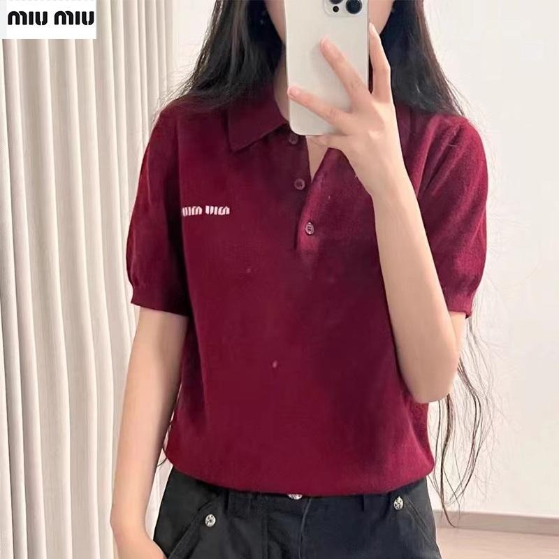 💕Aurora 美國代購💕MiuMiu 小眾設計感 新款 純色字母 翻領 羊毛針織短袖Polo衫 女上衣-細節圖2