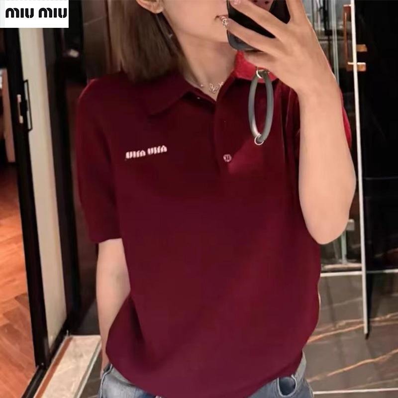 💕Aurora 美國代購💕MiuMiu 小眾設計感 新款 純色字母 翻領 羊毛針織短袖Polo衫 女上衣-細節圖3