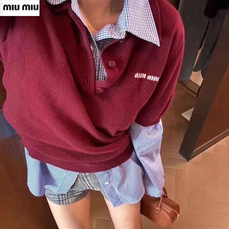 💕Aurora 美國代購💕MiuMiu 小眾設計感 新款 純色字母 翻領 羊毛針織短袖Polo衫 女上衣-細節圖4