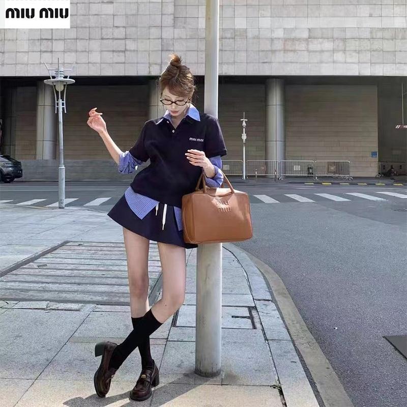 💕Aurora 美國代購💕MiuMiu 小眾設計感 新款 純色字母 翻領 羊毛針織短袖Polo衫 女上衣-細節圖6