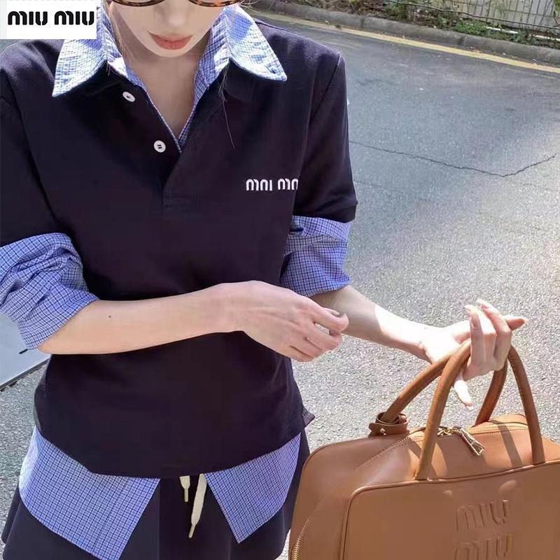 💕Aurora 美國代購💕MiuMiu 小眾設計感 新款 純色字母 翻領 羊毛針織短袖Polo衫 女上衣-細節圖7