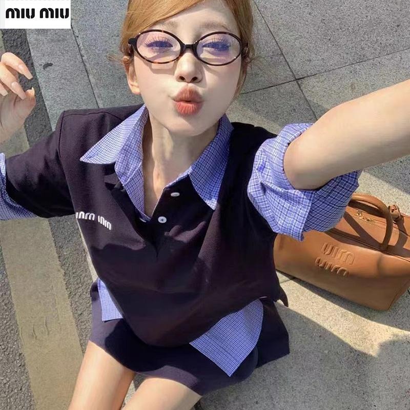 💕Aurora 美國代購💕MiuMiu 小眾設計感 新款 純色字母 翻領 羊毛針織短袖Polo衫 女上衣-細節圖9