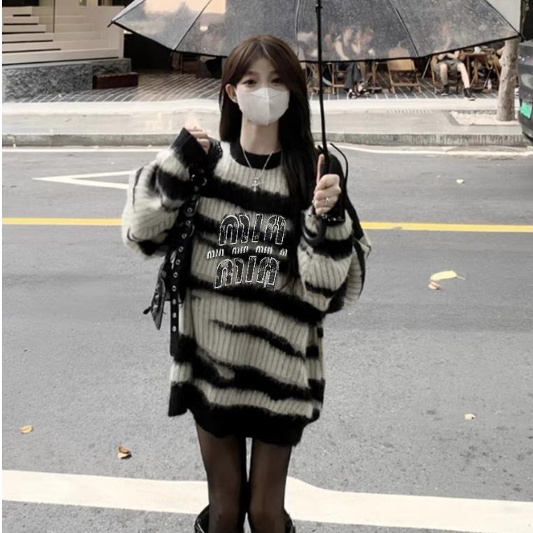 Aurora 購物分享💕 MiuMiu 馬海毛條紋毛衣 針織衫 斑馬紋 圓領套頭 男女同款毛衣-細節圖3