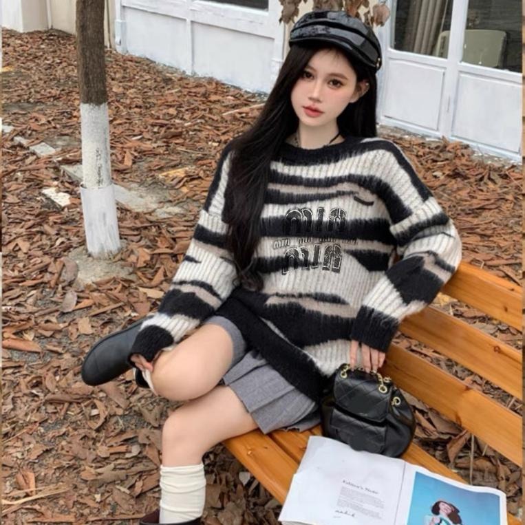 Aurora 購物分享💕 MiuMiu 馬海毛條紋毛衣 針織衫 斑馬紋 圓領套頭 男女同款毛衣-細節圖4