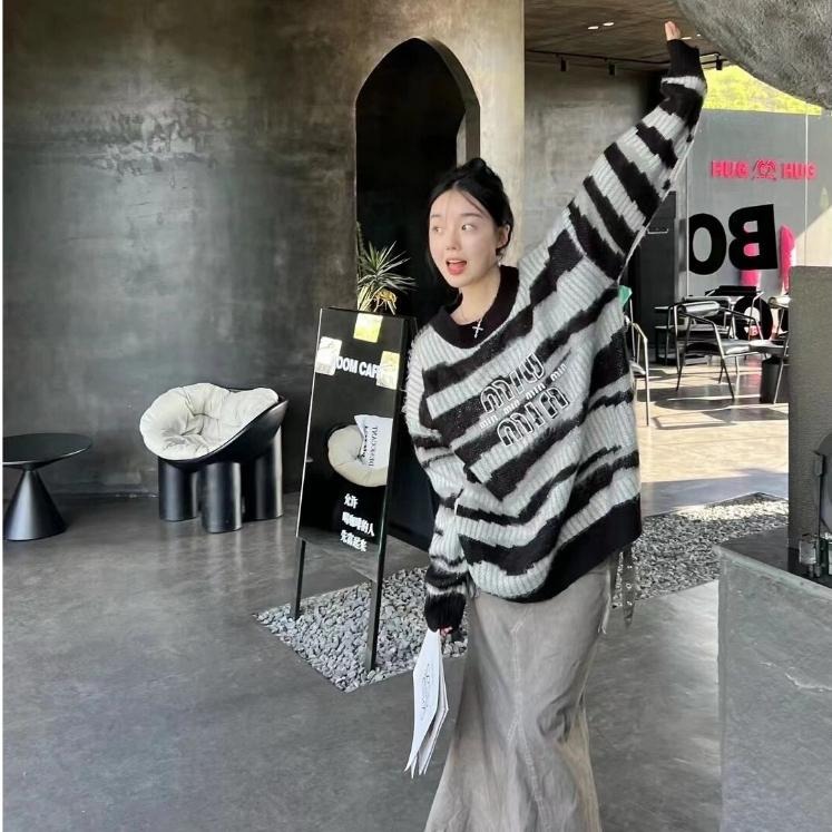 Aurora 購物分享💕 MiuMiu 馬海毛條紋毛衣 針織衫 斑馬紋 圓領套頭 男女同款毛衣-細節圖6