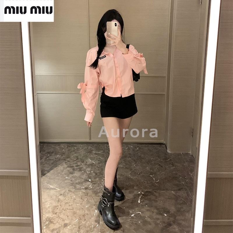 💕Aurora 美國代購💕 MiuMiu 新款 字母刺綉 甜美 減齡 燙鉆袖口 綁帶 蝴蝶結 短襯衣-細節圖2