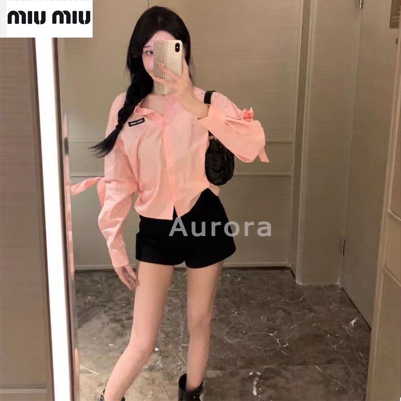 💕Aurora 美國代購💕 MiuMiu 新款 字母刺綉 甜美 減齡 燙鉆袖口 綁帶 蝴蝶結 短襯衣-細節圖3