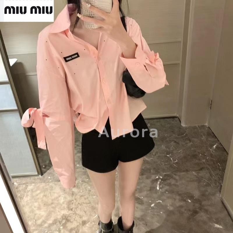 💕Aurora 美國代購💕 MiuMiu 新款 字母刺綉 甜美 減齡 燙鉆袖口 綁帶 蝴蝶結 短襯衣-細節圖5