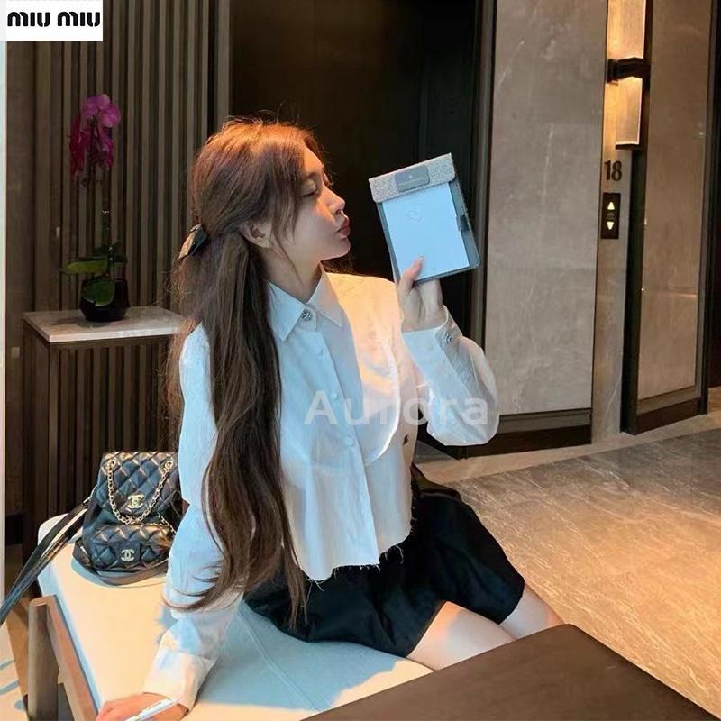 💕Aurora 美國代購💕 MiuMiu 新款 字母 刺綉 翻領 水鉆紐扣 減齡 短款 襯衫-細節圖4