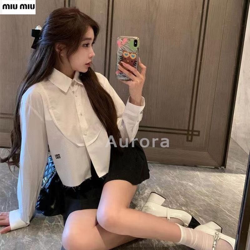 💕Aurora 美國代購💕 MiuMiu 新款 字母 刺綉 翻領 水鉆紐扣 減齡 短款 襯衫-細節圖5