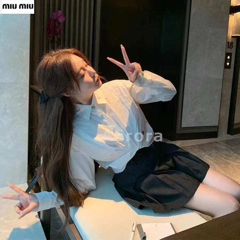 💕Aurora 美國代購💕 MiuMiu 新款 字母 刺綉 翻領 水鉆紐扣 減齡 短款 襯衫-細節圖6