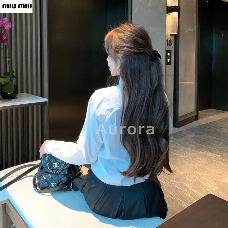 💕Aurora 美國代購💕 MiuMiu 新款 字母 刺綉 翻領 水鉆紐扣 減齡 短款 襯衫-細節圖7