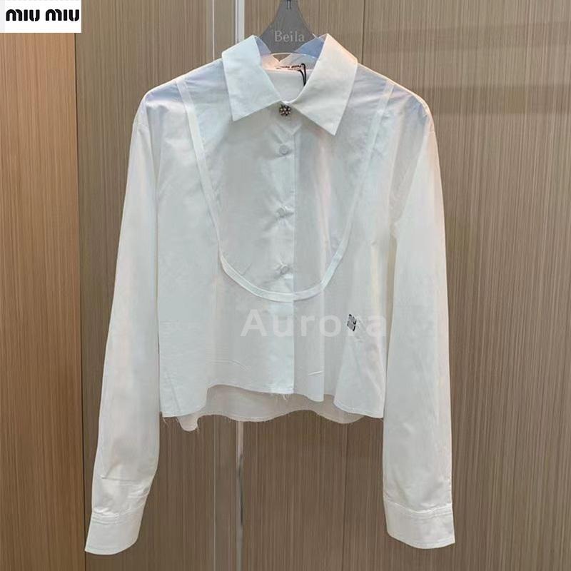 💕Aurora 美國代購💕 MiuMiu 新款 字母 刺綉 翻領 水鉆紐扣 減齡 短款 襯衫-細節圖8