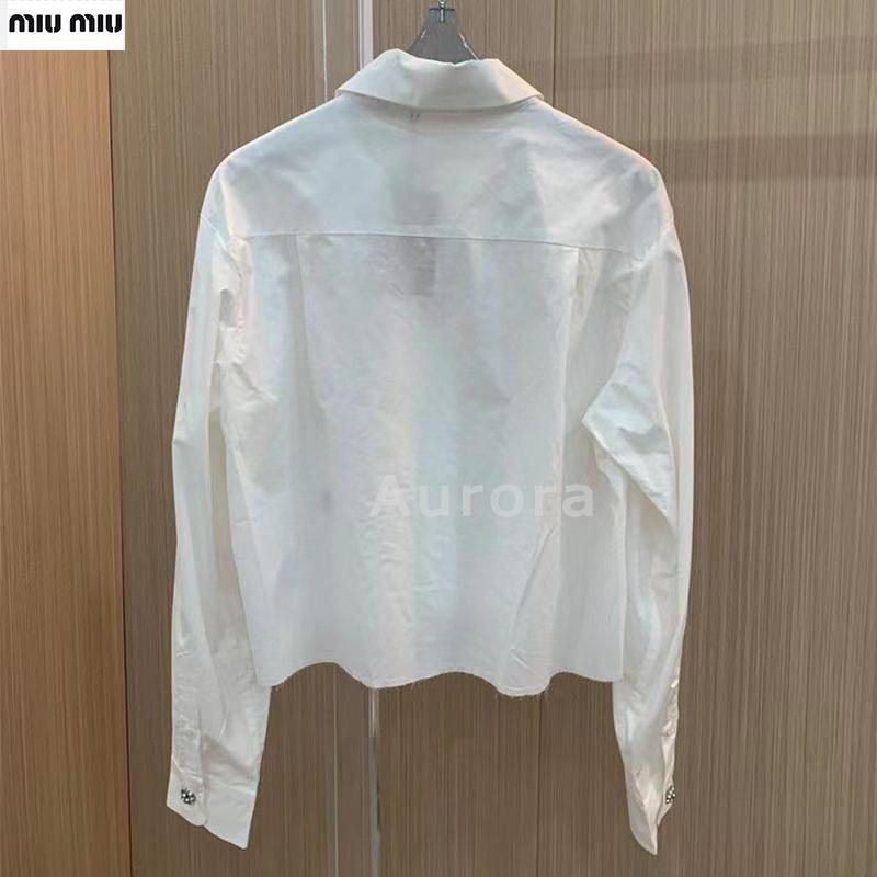 💕Aurora 美國代購💕 MiuMiu 新款 字母 刺綉 翻領 水鉆紐扣 減齡 短款 襯衫-細節圖9