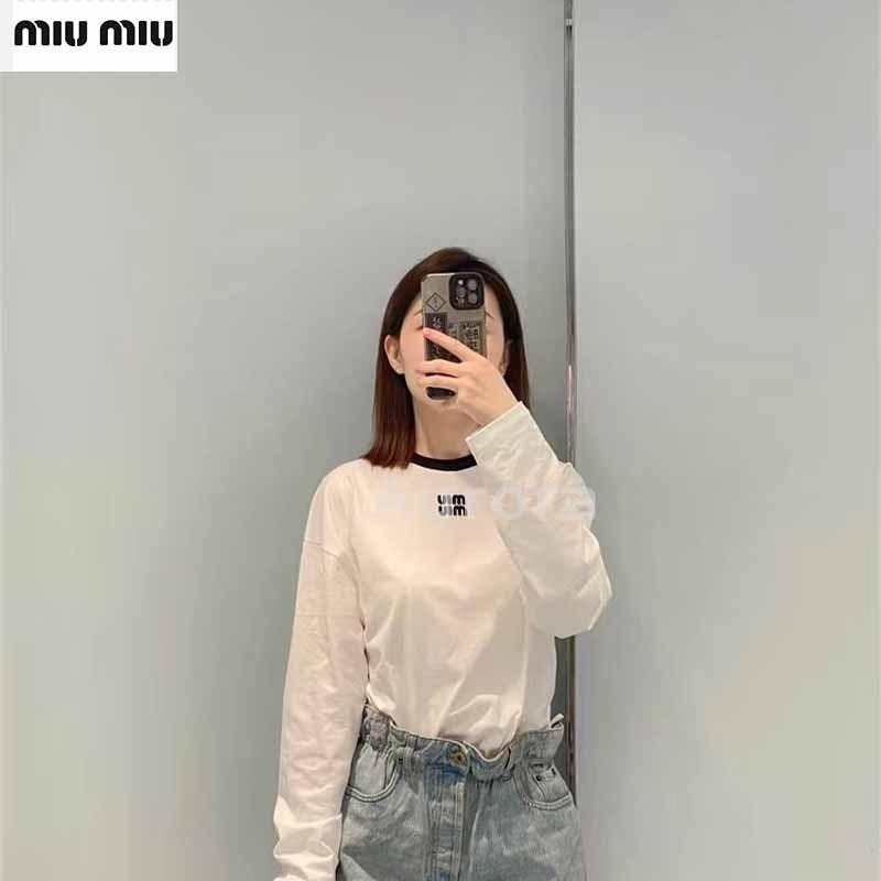 💕Aurora 美國代購💕 MiuMiu 新款平紋長袖 T恤 胸前刺繡logo 寬松 休閒 白色 打底衫上衣女-細節圖2