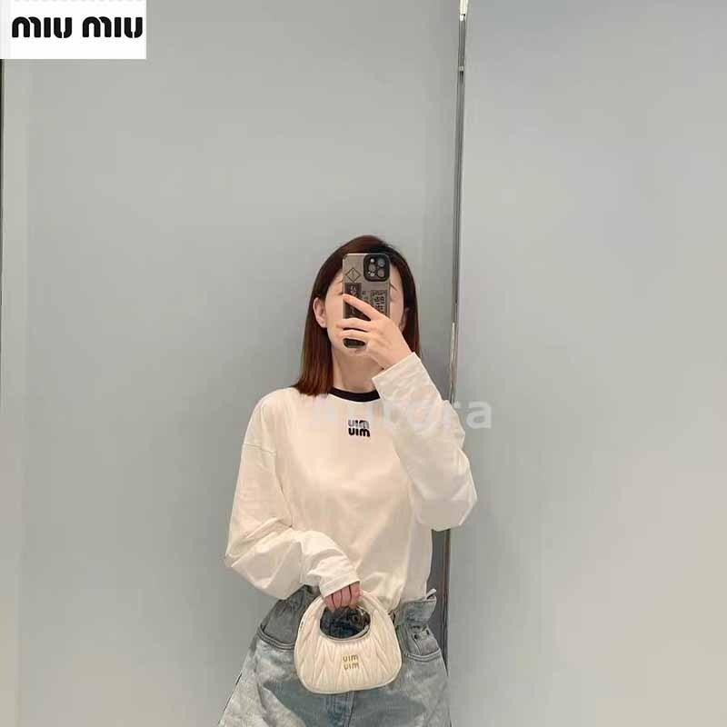 💕Aurora 美國代購💕 MiuMiu 新款平紋長袖 T恤 胸前刺繡logo 寬松 休閒 白色 打底衫上衣女-細節圖3