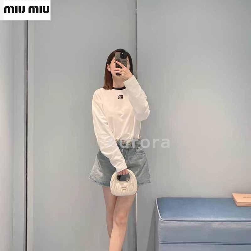 💕Aurora 美國代購💕 MiuMiu 新款平紋長袖 T恤 胸前刺繡logo 寬松 休閒 白色 打底衫上衣女-細節圖4