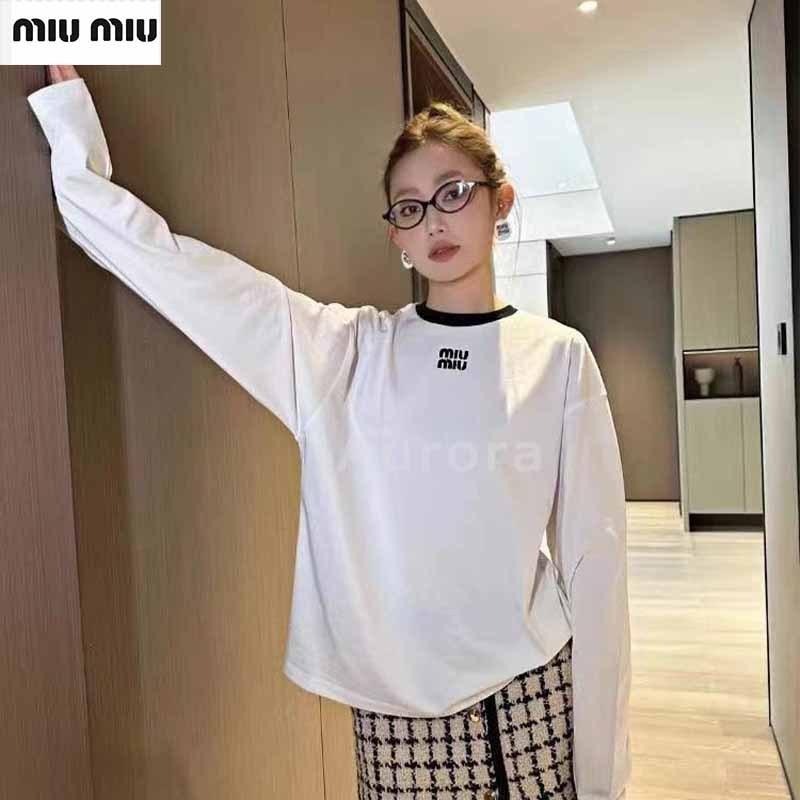 💕Aurora 美國代購💕 MiuMiu 新款平紋長袖 T恤 胸前刺繡logo 寬松 休閒 白色 打底衫上衣女-細節圖6