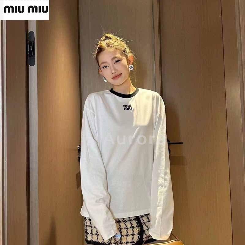 💕Aurora 美國代購💕 MiuMiu 新款平紋長袖 T恤 胸前刺繡logo 寬松 休閒 白色 打底衫上衣女-細節圖9