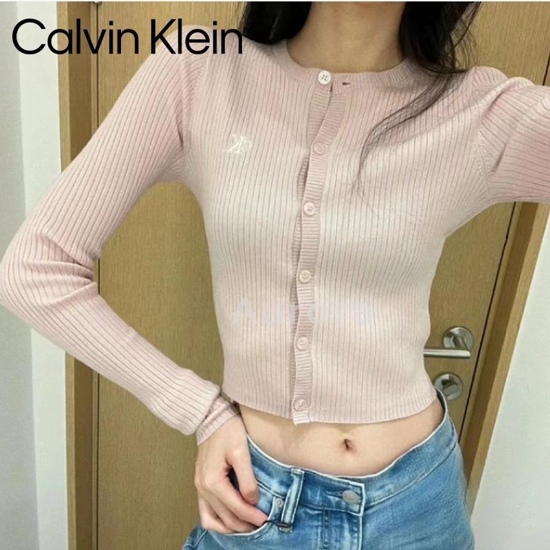 💕Aurora 美國代購💕 Calvin Klein 新款 刺綉母字 修身 短款 針織開衫 淡粉色 針織上衣-細節圖2