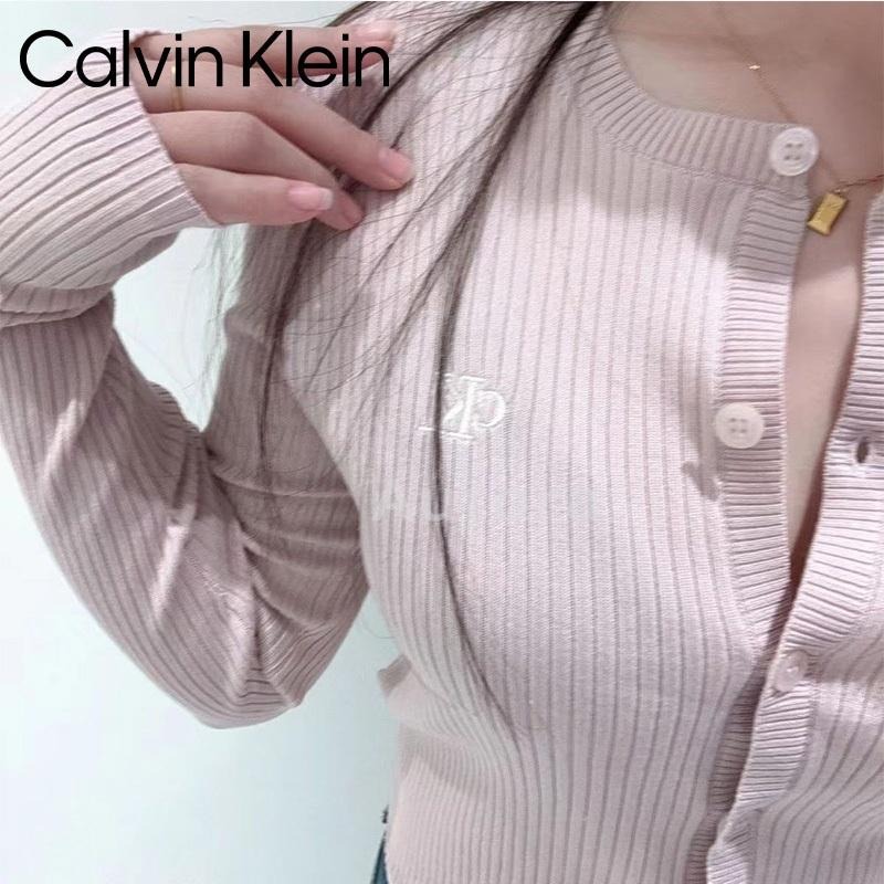 💕Aurora 美國代購💕 Calvin Klein 新款 刺綉母字 修身 短款 針織開衫 淡粉色 針織上衣-細節圖4