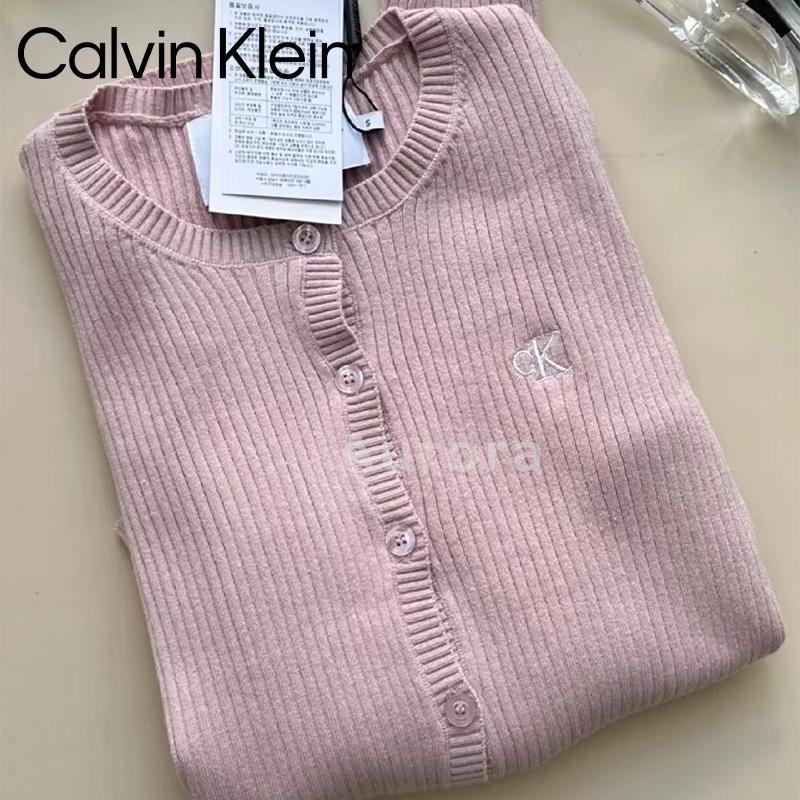 💕Aurora 美國代購💕 Calvin Klein 新款 刺綉母字 修身 短款 針織開衫 淡粉色 針織上衣-細節圖6