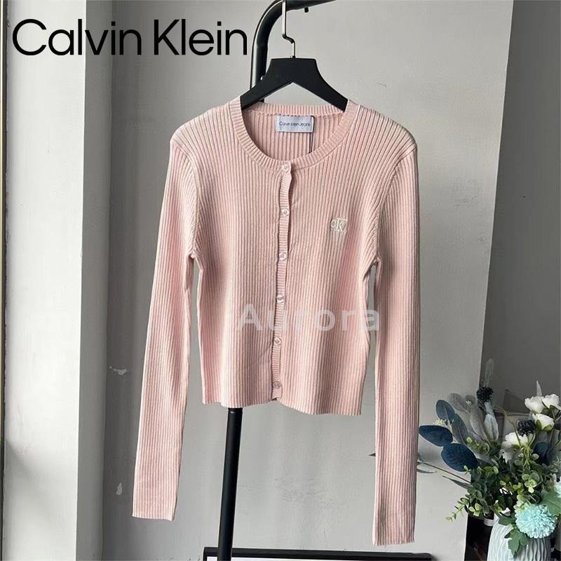 💕Aurora 美國代購💕 Calvin Klein 新款 刺綉母字 修身 短款 針織開衫 淡粉色 針織上衣-細節圖8