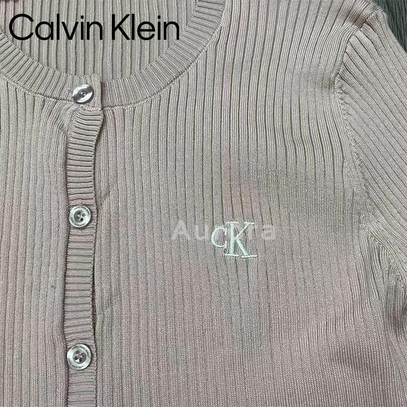 💕Aurora 美國代購💕 Calvin Klein 新款 刺綉母字 修身 短款 針織開衫 淡粉色 針織上衣-細節圖9