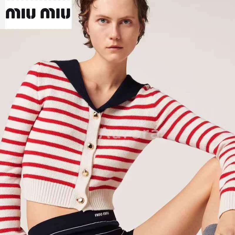 💕Aurora 美國代購💕MIU MIU 新款 法式 復古 條紋 軍領 針織 開衫女 百搭 上衣 學院甜辣少女系-細節圖8