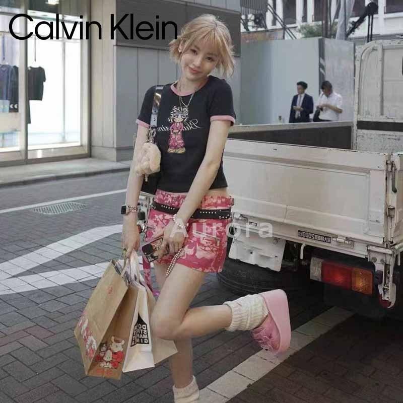 💕Aurora 美國代購💕 Calvin Klein 夏季 新款 卡通字母 印花黑粉撞色 短款 修身 短袖 T恤-細節圖5