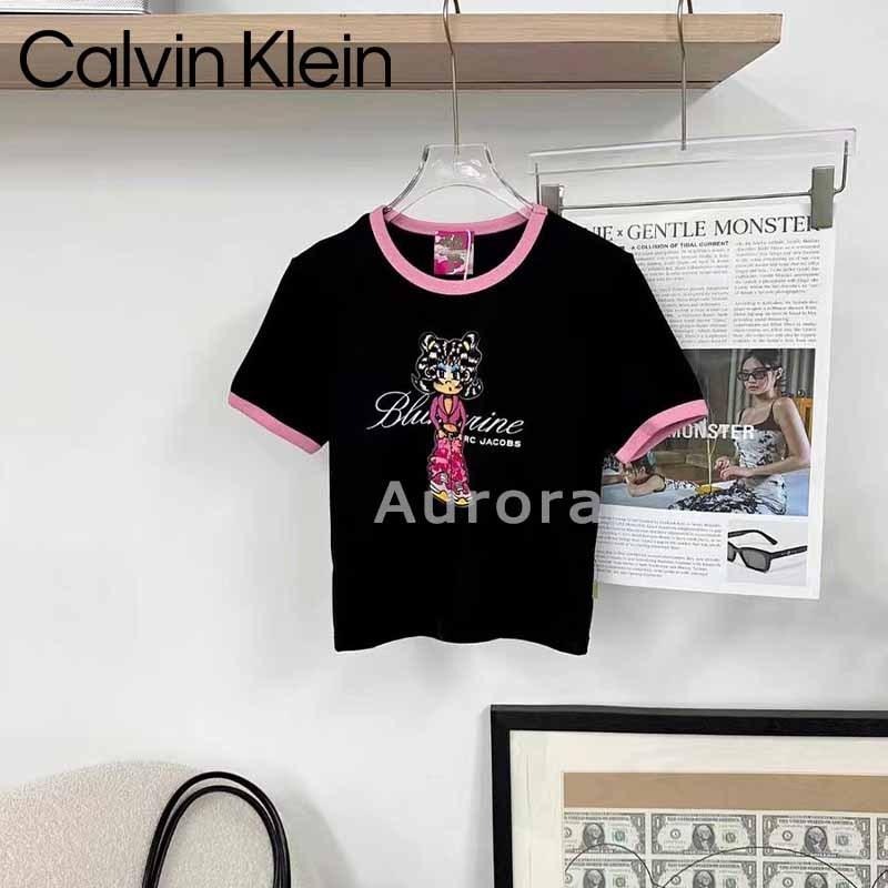 💕Aurora 美國代購💕 Calvin Klein 夏季 新款 卡通字母 印花黑粉撞色 短款 修身 短袖 T恤-細節圖6