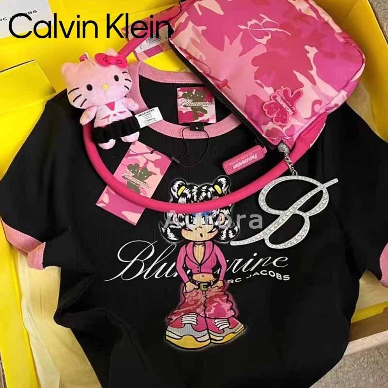 💕Aurora 美國代購💕 Calvin Klein 夏季 新款 卡通字母 印花黑粉撞色 短款 修身 短袖 T恤-細節圖9