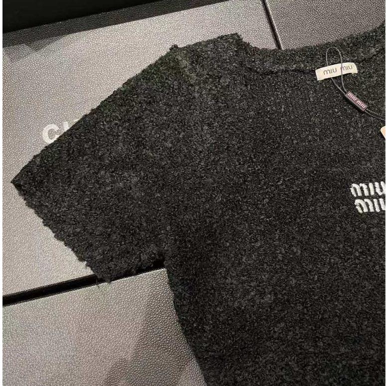 Aurora 購物分享💕 MiuMiu 新款刺繡字母 毛巾線紗短袖上衣-細節圖9