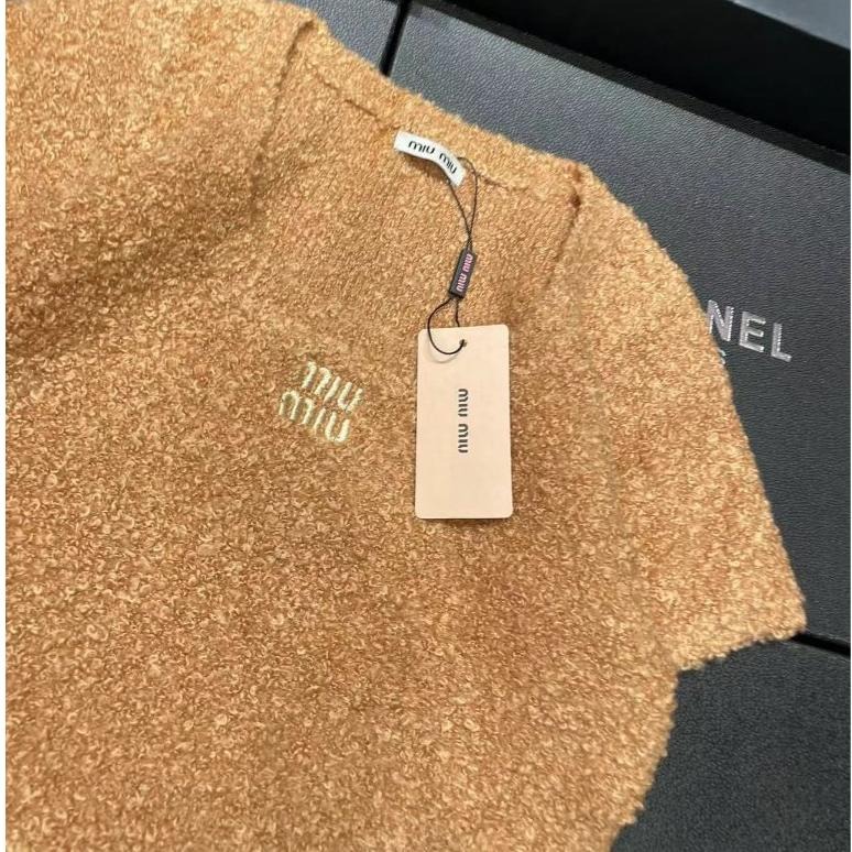 Aurora 購物分享💕 MiuMiu 新款刺繡字母 毛巾線紗短袖上衣-細節圖13