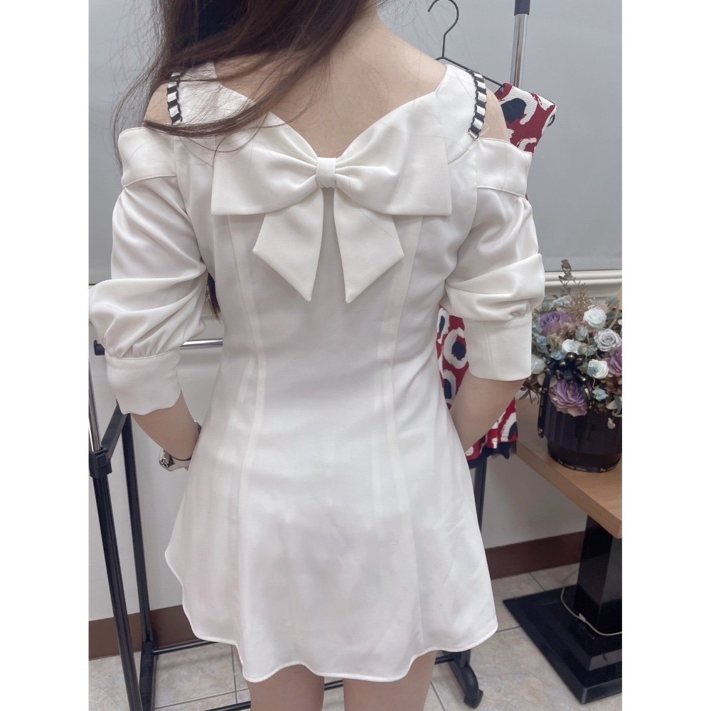 【二手】Abula白色緞面後蝴蝶結連身短洋裝-AS-細節圖3