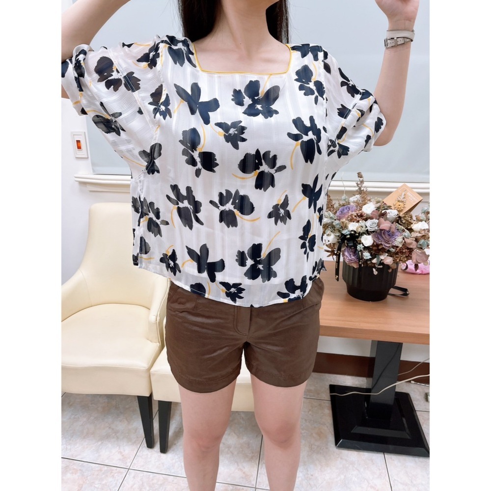 【二手】MOMA白色方領花圖五分袖上衣-AS-細節圖4