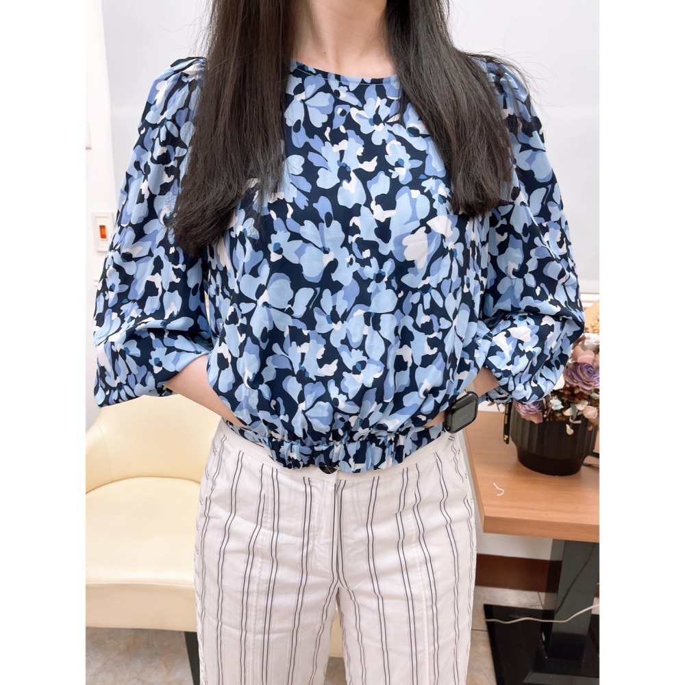 【二手】iROO藍色碎花雪紡小露腰長袖上衣-AS-細節圖3