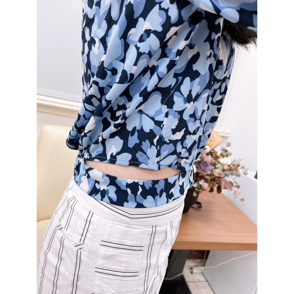 【二手】iROO藍色碎花雪紡小露腰長袖上衣-AS-細節圖4
