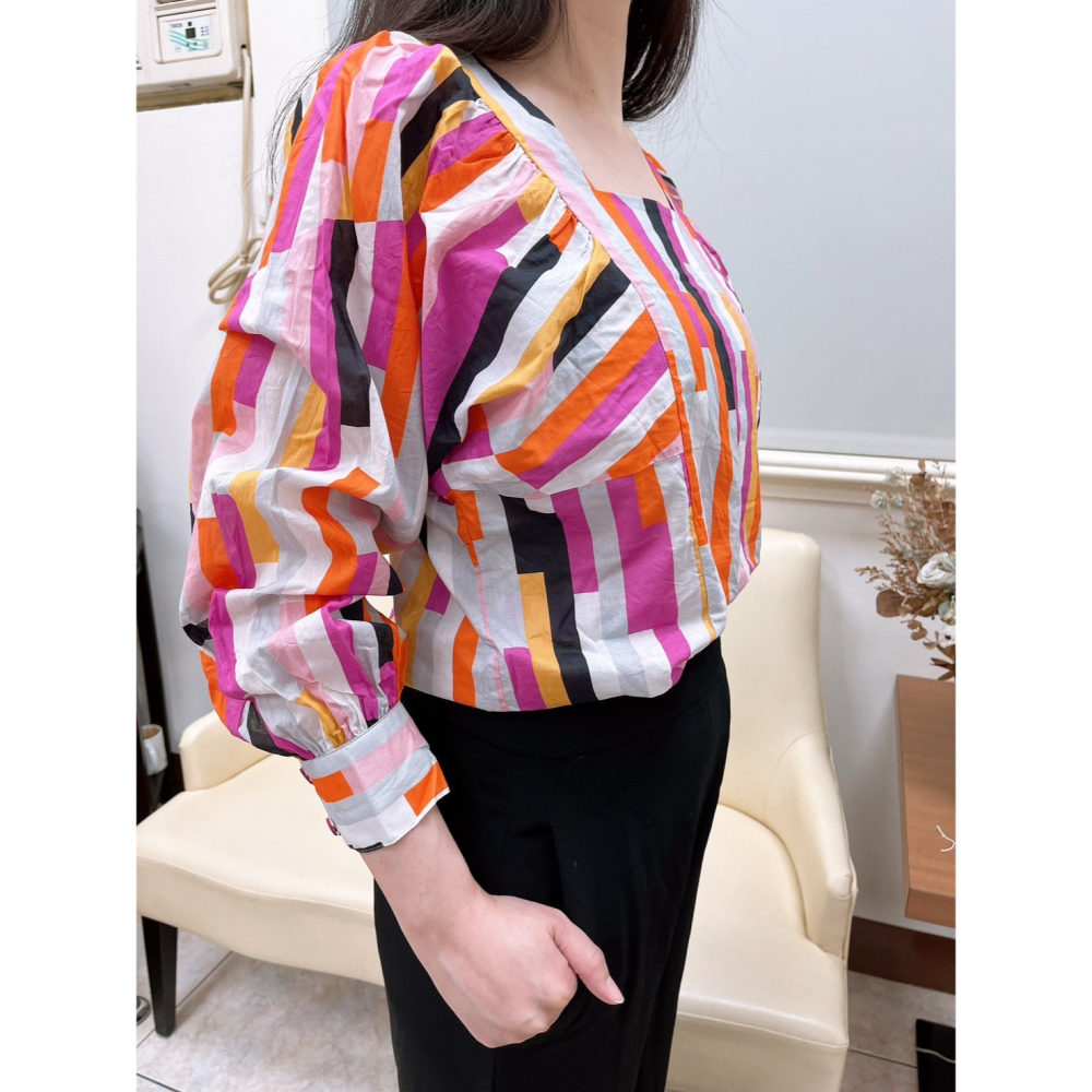 【二手】iROO幾何線條小方領長袖上衣-AS-細節圖3