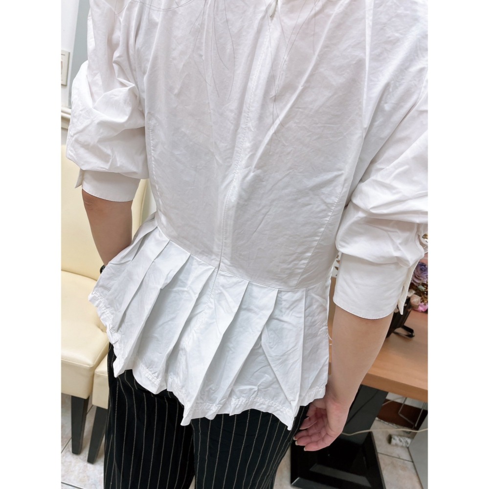 【二手】iROO白色傘型綁帶七分袖上衣-AS-細節圖4