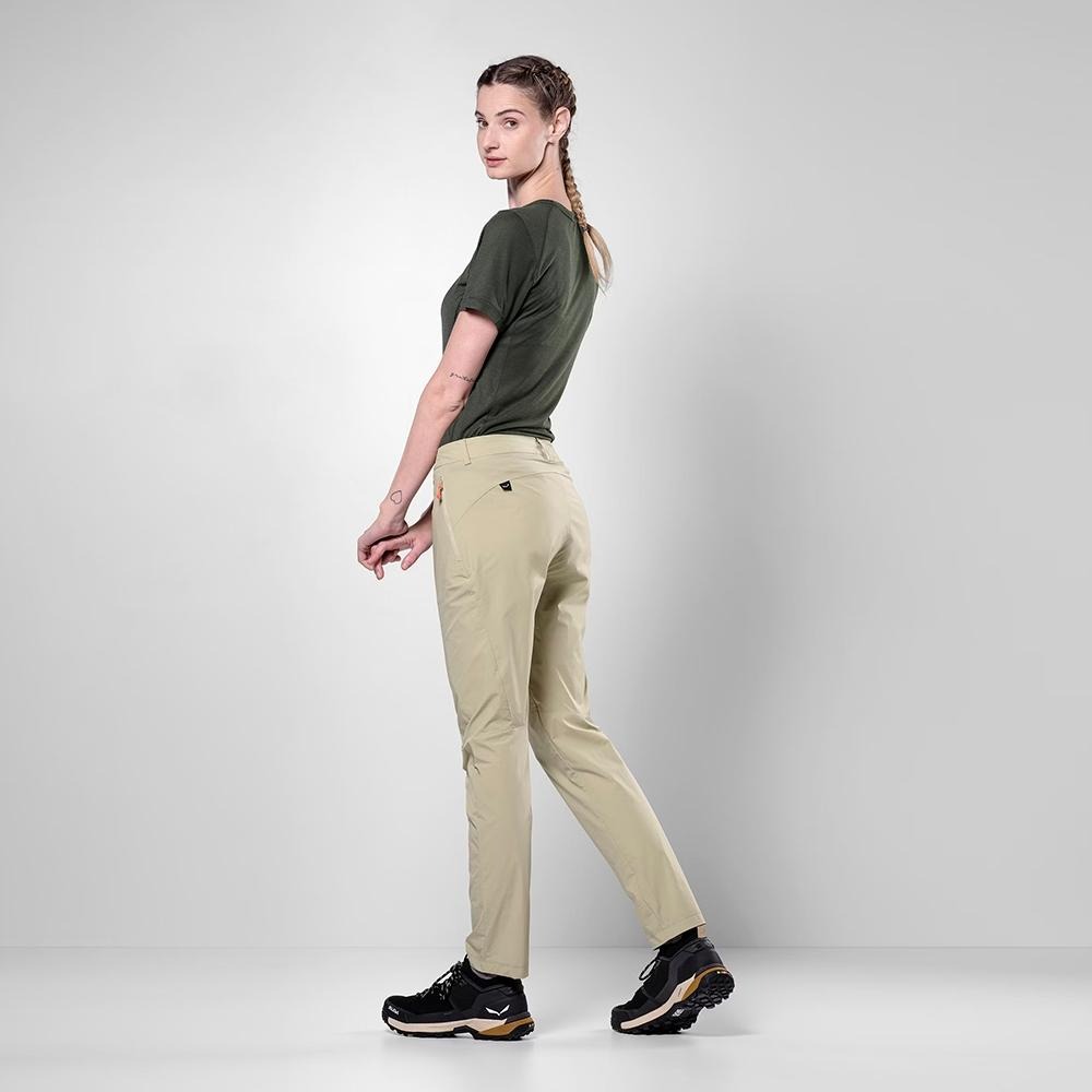 【SALEWA 義大利】PUEZ TALVENO DST PANT 女 多功能軟殼長褲｜夏季輕量防風快乾長褲 軟殼褲-細節圖5